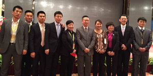 特樂意張宏宇和特樂意員工在高峰論壇會議現場合影