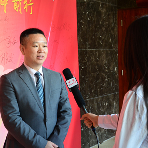 特樂意張宏宇在2016建材高峰論壇現場接受中央電視臺采訪